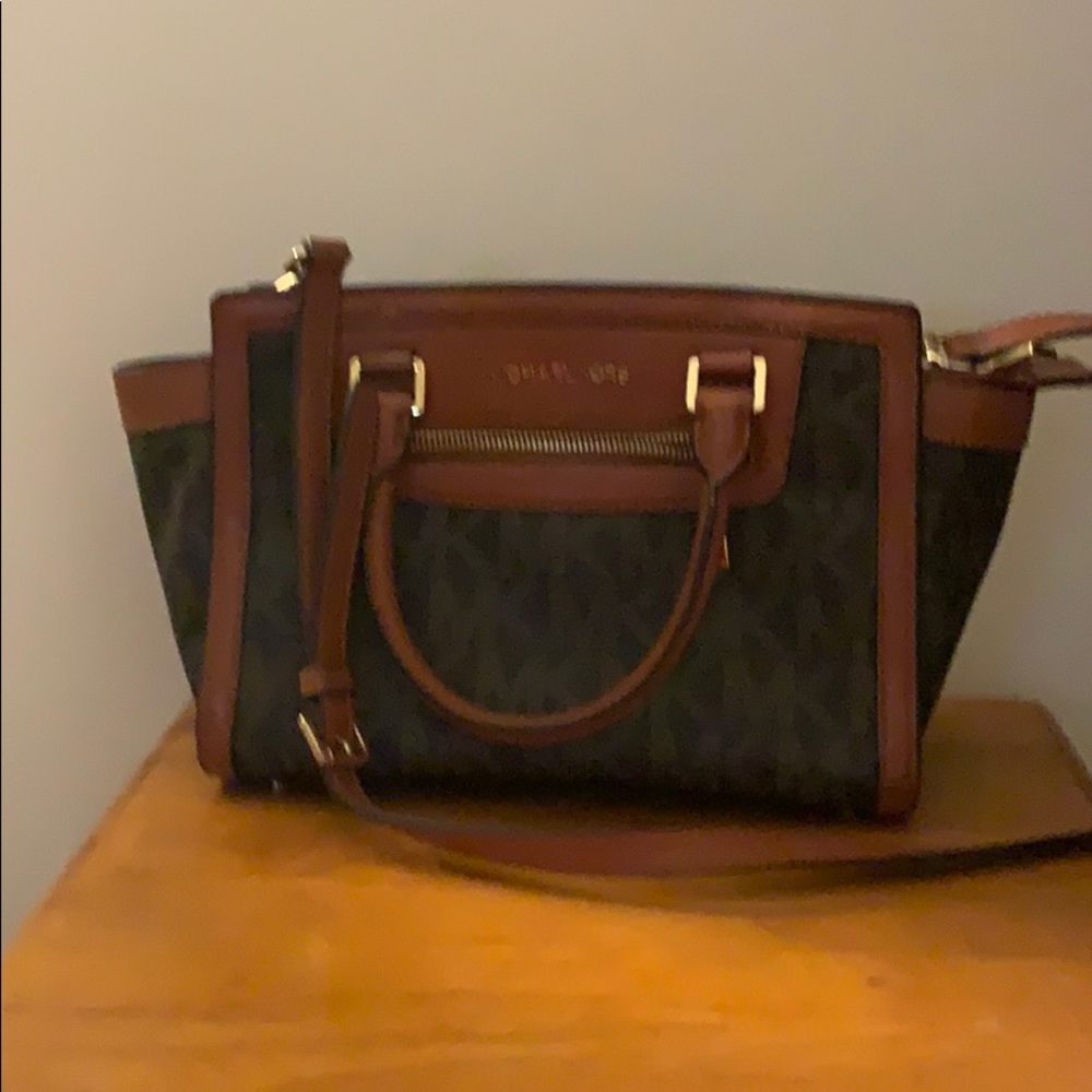 Michael Kors pocket book
